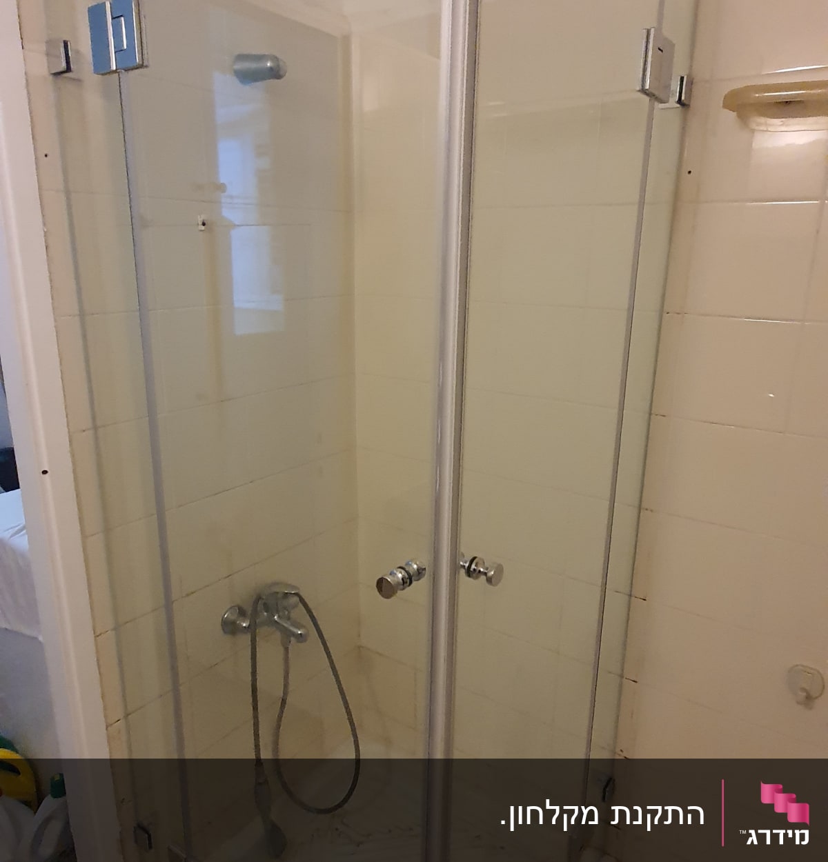 מקלחון זכוכית עם דלתות מתכת וברז ידני